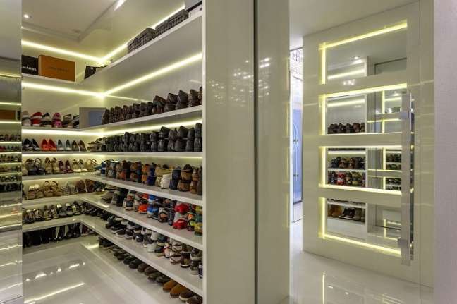 14. Wardrobe with large wooden shoe rack with LED lighting - Photo Iara Kilaris 14. Wardrobe with large wooden shoe rack with LED lighting - Photo Iara Kilaris