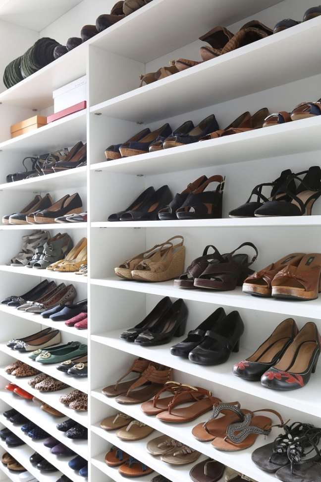 2. Wooden shoe rack for large built-in wardrobe - Photo Oliva Arquitetura 2. Wooden shoe rack for large built-in wardrobe - Photo Oliva Arquitetura