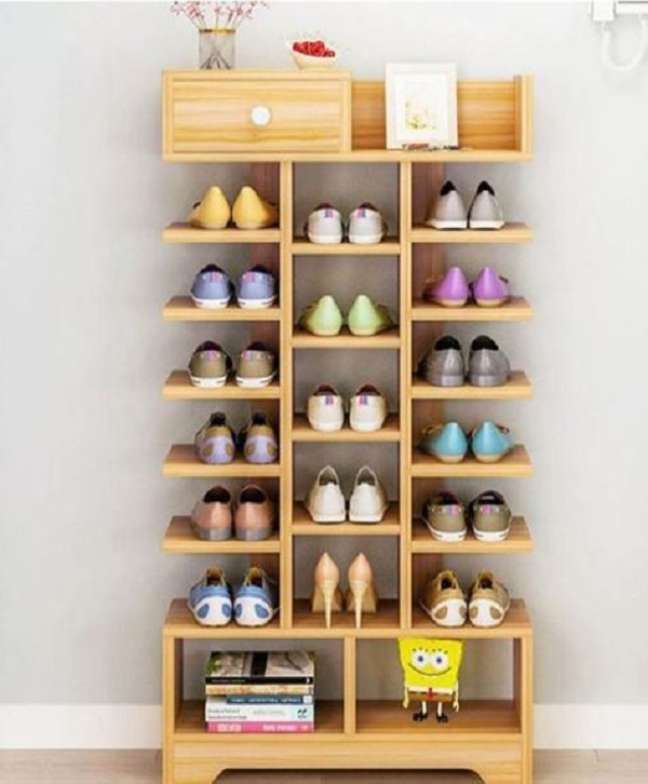 36. Wooden shoe cabinet with modern shelves - Photo Estilo Proprio by Sir 36. Wooden shoe cabinet with modern shelves - Photo Estilo Proprio by Sir