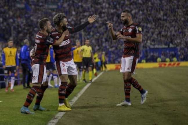 Gabi e Thiago Maia est�o pendurados (Foto: Marcelo Cortes/Flamengo)