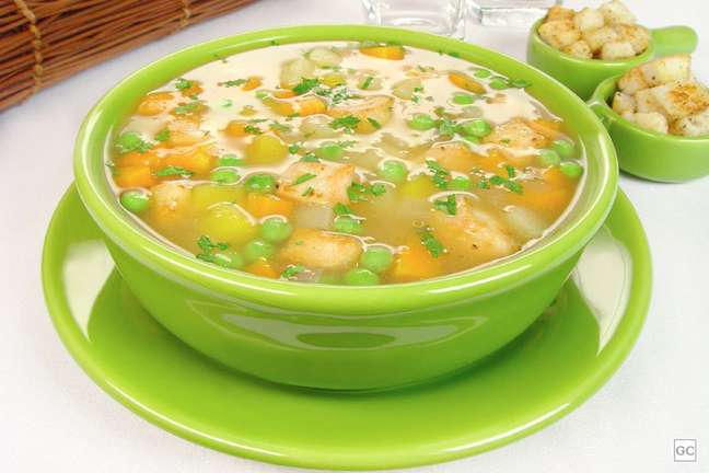 Sopa de frango com legumes – Foto: Guia da Cozinha