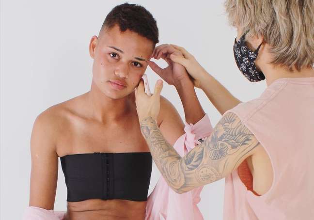 Mulher da Zona Leste cria modelo de calcinha para transexuais que