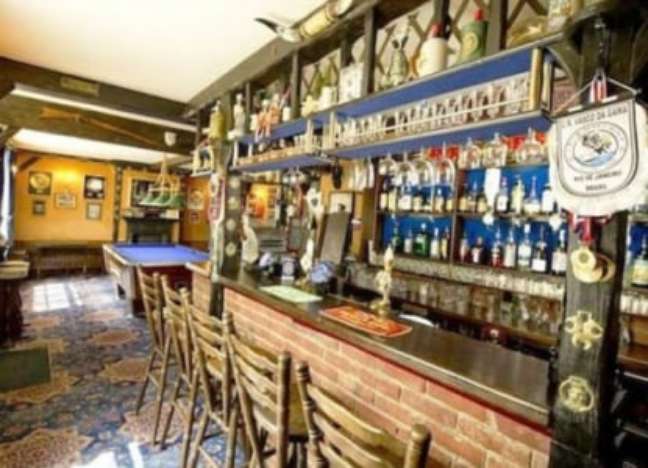 The white pennant (right side) was featured in Steve Harris' home (Photo: Reproduction / Internet)