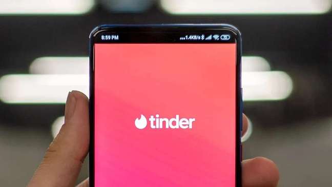 Flirting during Rock in Rio can be made easier with Tinder (Image: Playback / Mika Baumeister / Unsplash)