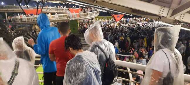 The transportation system records chaos at the Rock in Rio exit;  the organization blames the rain