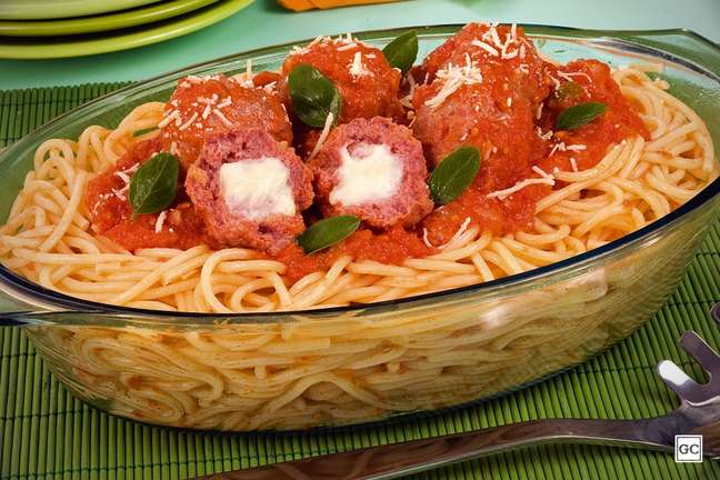 Pasta with pepperoni meatballs - Photo: Guia da Cozinha Pasta with pepperoni meatballs - Photo: Guia da Cozinha