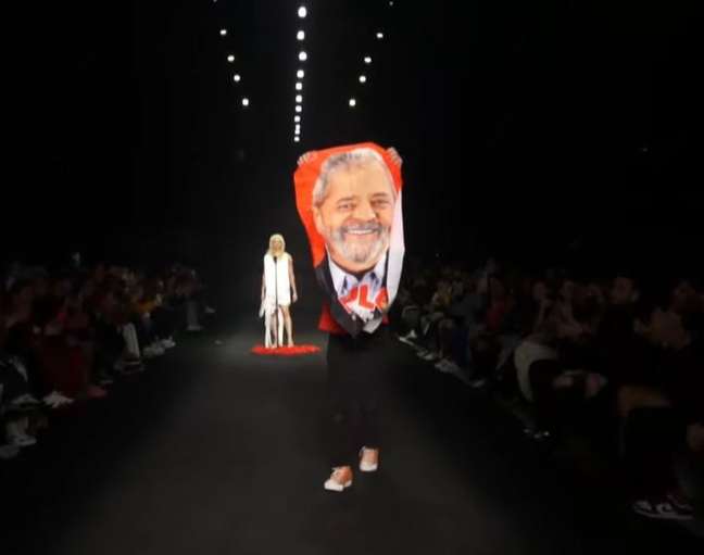 Célio Dias with the flag of Lula Célio Dias with the flag of Lula