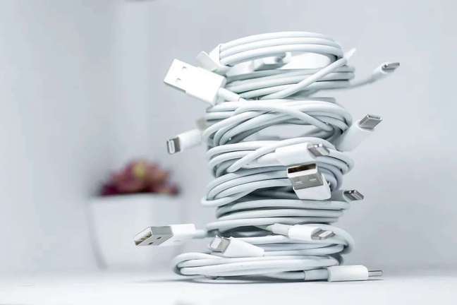 Tome cuidado na hora de guardar os cabos USB para não danificá-los (Imagem: Unsplash/Solen Feyissa)