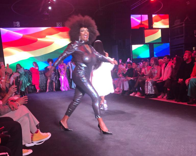 SPFW ends with party, LGBTQIA + flag and drag show SPFW ends with party, LGBTQIA + flag and drag show