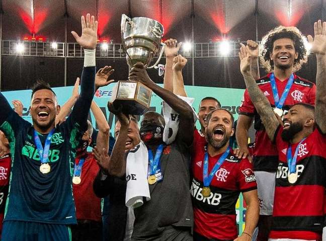Elenco do Flamengo mostra apoio e deseja pronta recuperação para Denir