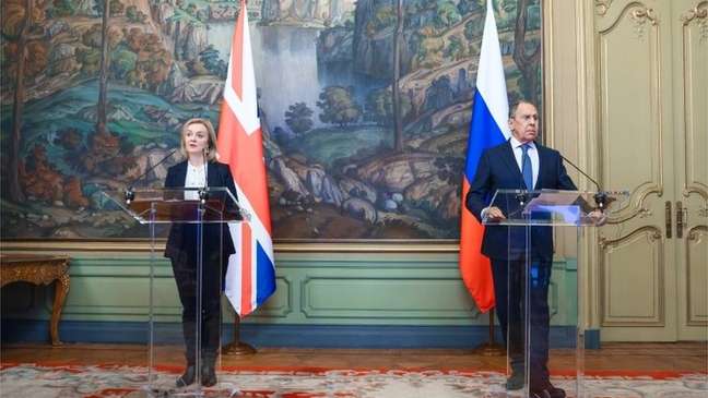 Liz Truss realizou uma entrevista coletiva de imprensa conjunta com o ministro das Rela&ccedil;&otilde;es Exteriores da R&uacute;ssia, Sergei Lavrov, nas semanas anteriores &agrave; invas&atilde;o da Ucr&acirc;nia