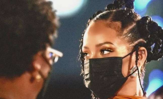 Rihanna has dinner with friends and helps clean up the restaurant after the meal Rihanna has dinner with friends and helps clean up the restaurant after the meal