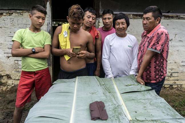 Chocolate produzido na oficina de cacau, ministrada pelo professor César de Mendes para os Ye'kwana e Yanomami, na comunidade Waikás. Além da construção de casa para fermentação, a oficina abordou temas como classificação das frutas, seleção, fermentação, plantio, poda, produção de mudas, secagem e produção de chocolate 