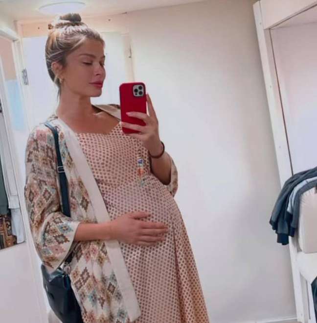 Grazi Massafera shows ‘pregnant belly’ behind the scenes of ‘Travessia’