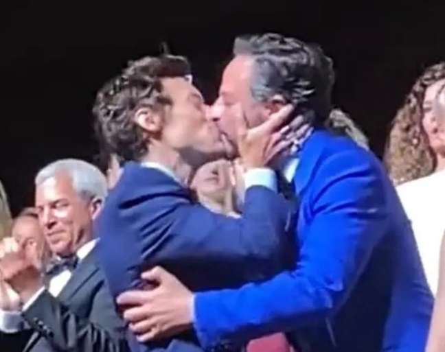 ‘Don’t Worry Honey’: Harry Styles kisses the actor at the premiere ‘Don’t Worry Honey’: Harry Styles kisses the actor at the premiere