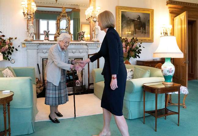 Liz Truss encontra a Rainha Elizabeth II Foto: Reuters