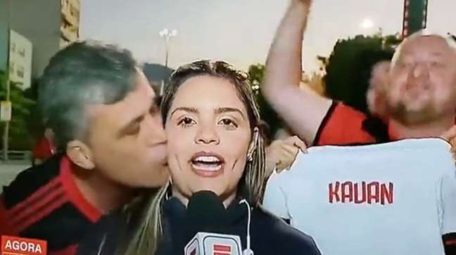 Torcedor assedia repórter ao vivo e é detido antes de Flamengo x Vélez