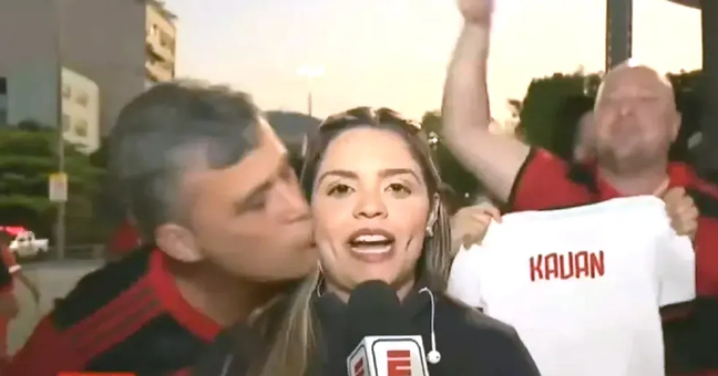Torcedor do Flamengo beija repórter da ESPN Jéssica Dias durante entrada ao vivo