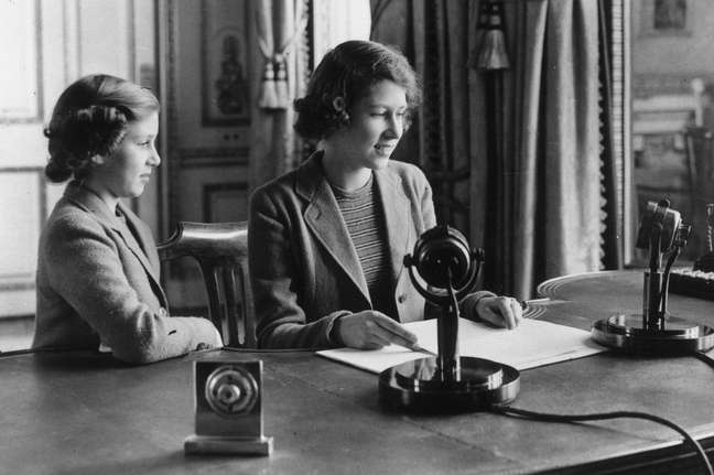 A primeira transmissão de rádio da futura rainha foi durante a guerra na BBC