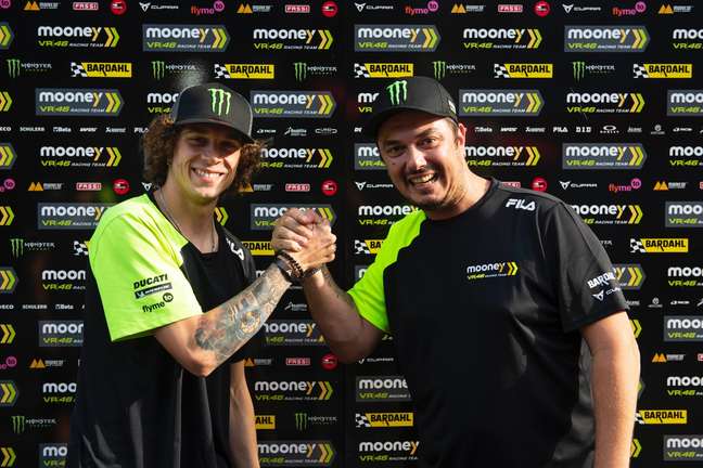 Marco Bezzecchi e Alessio Salucci acordaram a permanência na VR46 em 2023 Marco Bezzecchi e Alessio Salucci acordaram a permanência na VR46 em 2023