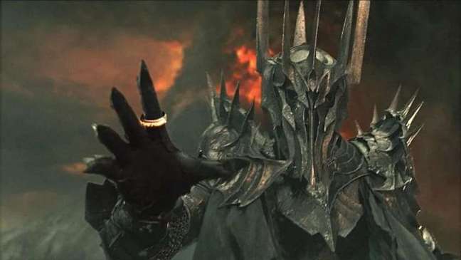 Literalmente qualquer um pode estar embaixo dessa armadura toda (Imagem: Reprodução/Warner Bros) Literalmente qualquer um pode estar embaixo dessa armadura toda (Imagem: Reprodução/Warner Bros)