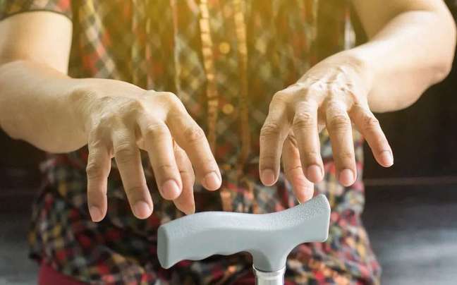 Mulher escocesa pode sentir o cheiro do Parkinson e ajuda cientistas a criarem um teste para a doença (Imagem: Twenty20photos/Envato)