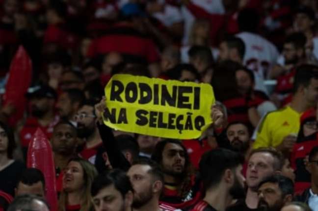 Cartaz de torcedor pedindo Rodinei na Seleção Brasileira (Foto: Armando Paiva/Lancepress!) Cartaz de torcedor pedindo Rodinei na Seleção Brasileira (Foto: Armando Paiva/Lancepress!)