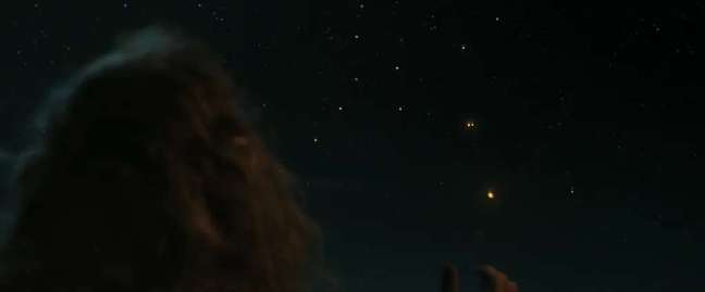 O Estranho desenha a constelação de Valacirca, a Foice dos Valar, símbolo dos deuses contra as forças do mal na Terra-Média (Imagem: Reprodução/Amazon Prime Video)