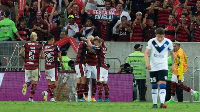 Jogadores do Flamengo comemorando a vitória sobre o Vélez Sarsfield (Foto: Armando Paiva / Lancepress!)