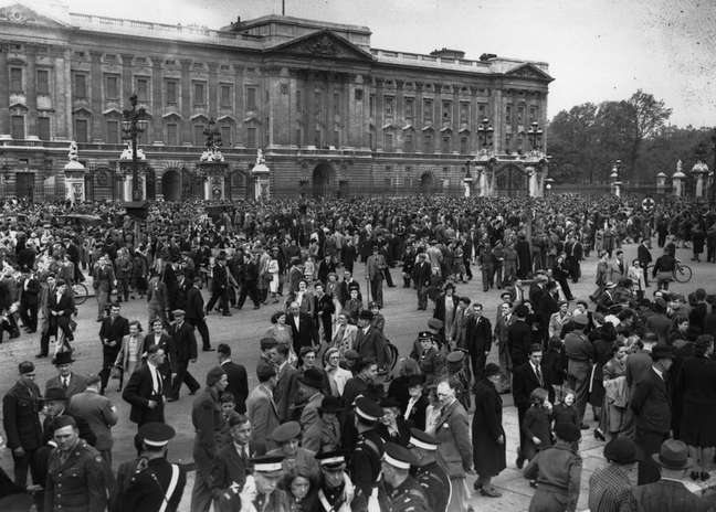 Uma multidão se reuniu diante do Palácio de Buckingham no Dia da Vitória, em 8 de maio de 1945