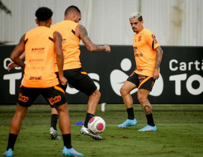 Junto ao meia Du Queiroz, Fagner e Renato Augusto treinam com bola (Foto: Rodrigo Coca/Ag,Corinthians) Junto ao meia Du Queiroz, Fagner e Renato Augusto treinam com bola (Foto: Rodrigo Coca/Ag,Corinthians)