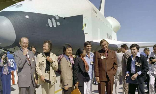 Parte do elenco da série original de Star trek. O administrador da NASA James Fletcher e o ator DeForest Kelley aparecem do lado esquerdo (Imagem: Reprodução/NASA) Parte do elenco da série original de Star trek. O administrador da NASA James Fletcher e o ator DeForest Kelley aparecem do lado esquerdo (Imagem: Reprodução/NASA)