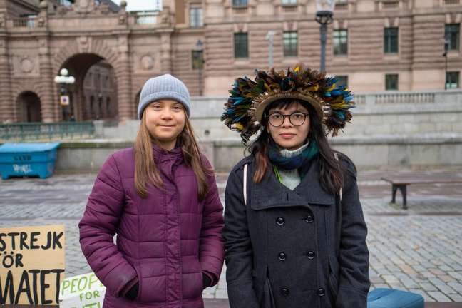 Txai Suru&iacute; ao lado da ativista ambiental Greta Thumberg 