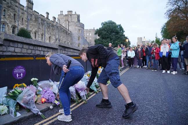 Pessoas depositam flores em frente ao Castelo de Windsor