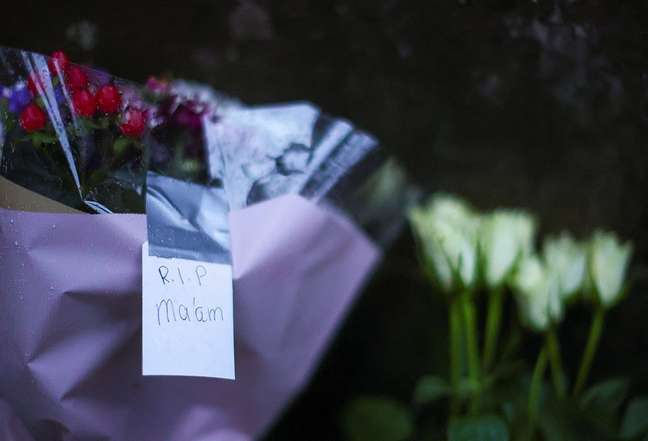 Buquê de flores com mensagem singela em frente ao palácio de Holyroodhouse, em Edimburgo
