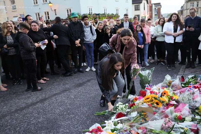 Pessoas depositam flores em frente ao Castelo de Windsor