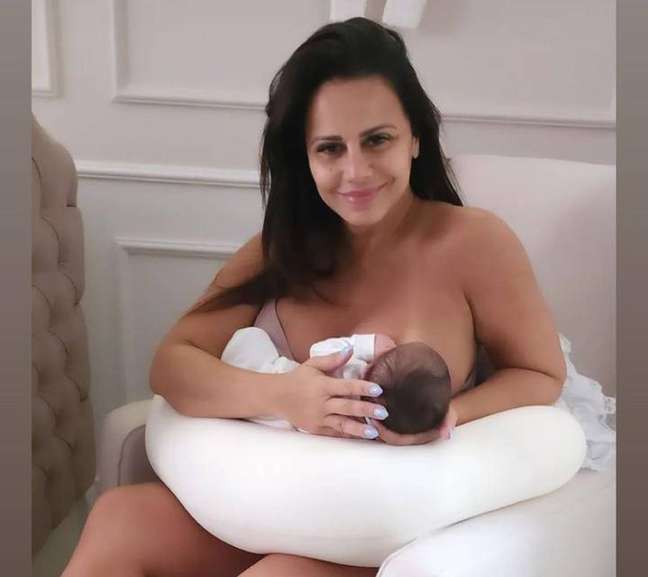 Viviane Araujo shares photo breastfeeding her first child: ‘We are in love’ Viviane Araujo shares photo breastfeeding her first child: ‘We are in love’