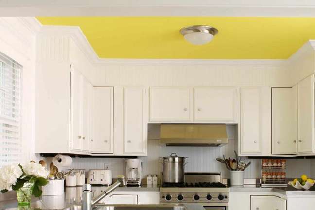 Colored ceiling: tips and inspirations