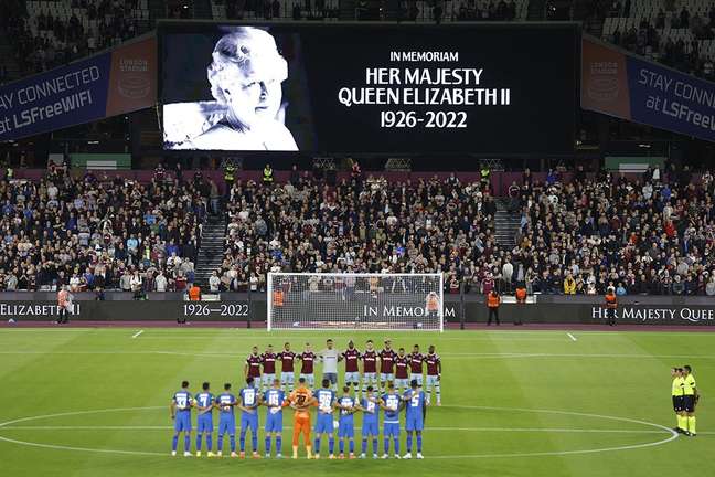 Jogadores observam um minuto de silêncio antes da partida entre West Ham e Steaua Bucareste, no estádio Olímpico de Londres