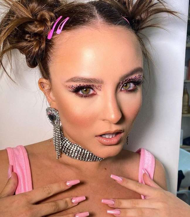 Larissa Manoela has bet on sparkles for eye makeup Larissa Manoela has bet on sparkles for eye makeup