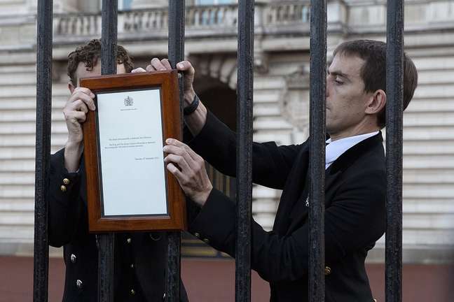 A notícia da morte da rainha foi afixada ao portão do palácio de Buckingham por funcionários da casa real