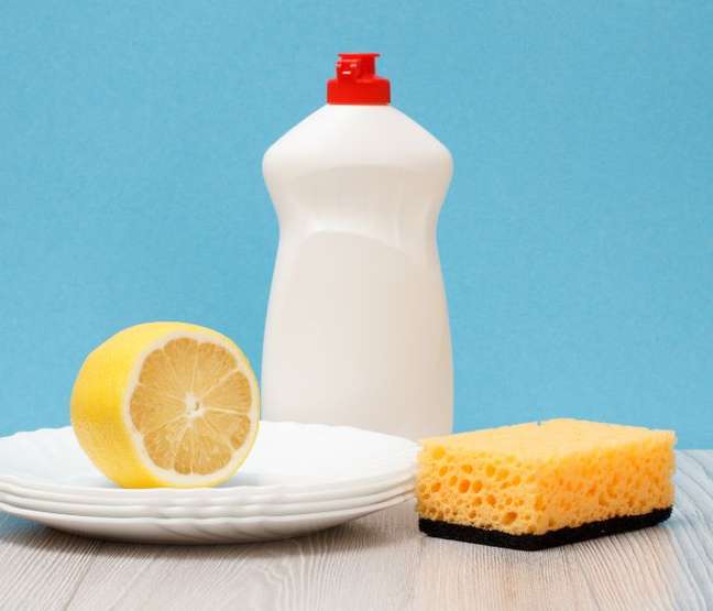 Using lemon is one of the important tips for understanding how to clean your stainless steel pan - Shutterstock Using lemon is one of the important tips for understanding how to clean your stainless steel pan - Shutterstock