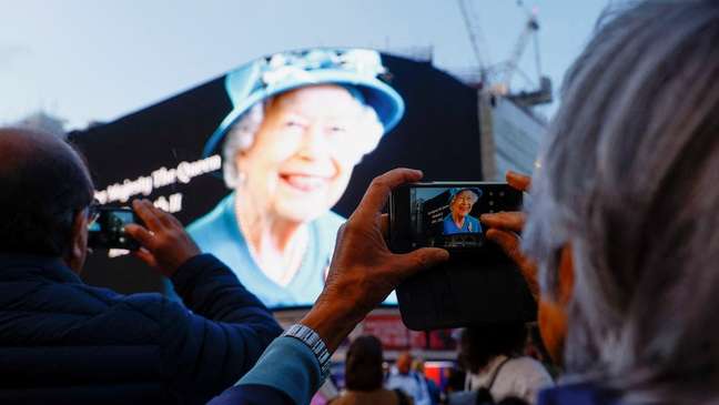 Imagem da rainha Elizabeth 2ª exibida em telão de Piccadilly Circus