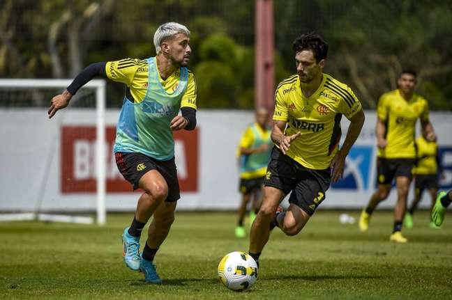 Rodrigo Caio realiza parte de treino com o grupo do Flamengo e dá novo passo por volta aos gramados