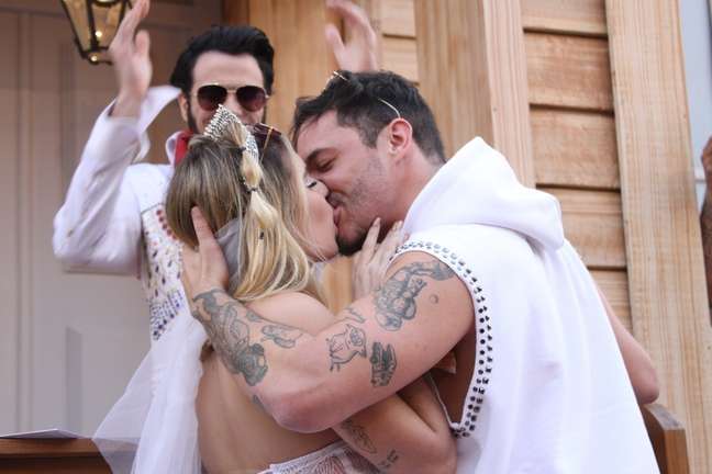 Viih Tube and Elizer “get married” in a ceremony with Elvis Presley at Rock in Rio