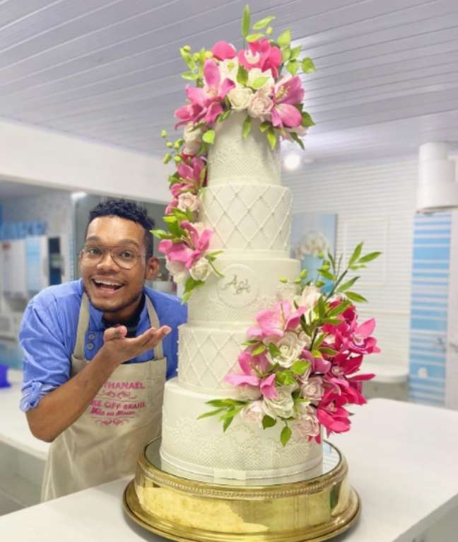 The pastry chef with one of his creations: impressive cakes The pastry chef with one of his creations: impressive cakes