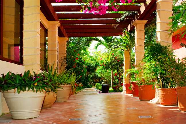 The porcelain floor gives refinement to the environment 