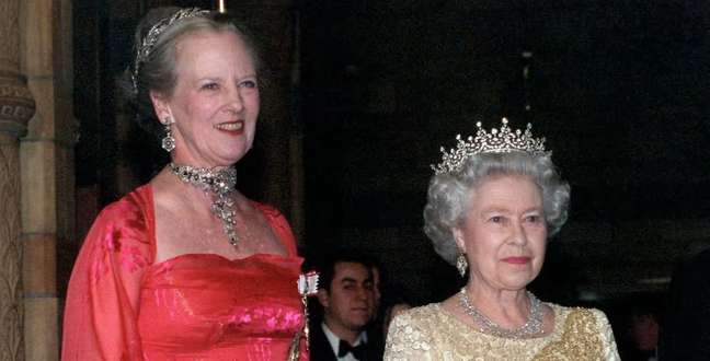 Margarida, de 1,82m de altura, e Elizabeth, que media 1,57m: rainhas contra a abdicação