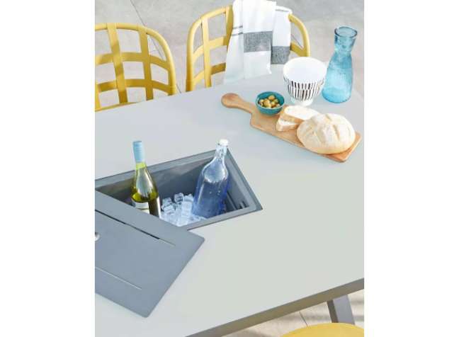 Use a table with a built-in icebox Use a table with a built-in icebox