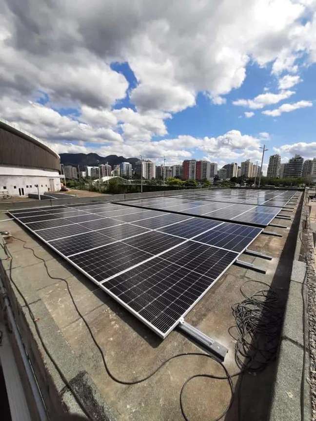 Solar panels fixed on the roof of one of the Rock arenas in Rio / Advertising: Heineken